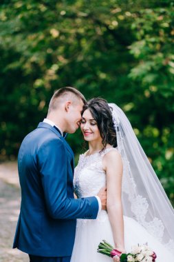 yeni evliler bahçede kucaklayan güzel Çift 