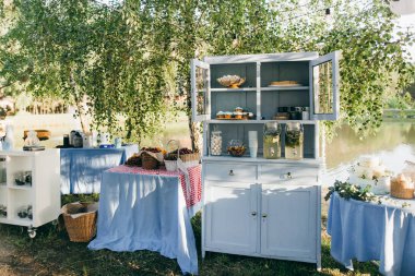 piknik için park, tatlılar yerleştirin.