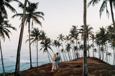 Mutlu genç çift tatil günlerinde, Sri Lanka kucaklayan