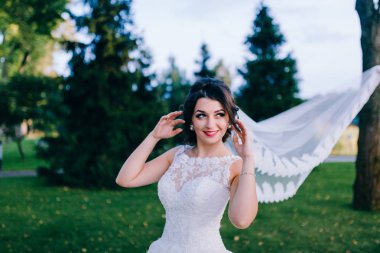 Genç güzel gelin dışarıda poz veriyor.