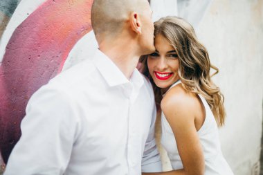 şehirde poz genç güzel Çift 