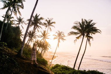 Sahilde poz genç güzel kadın
