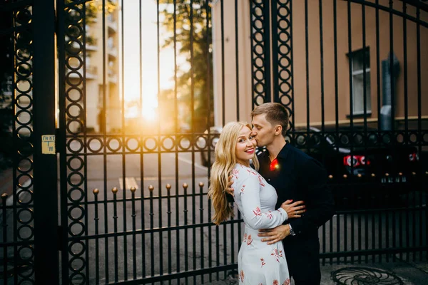 Jovem Lindo Casal Posando Cidade — Fotografia de Stock