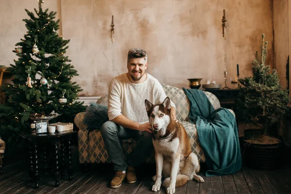 Bonito Homem Posando Com Cão Dentro Casa — Fotografia de Stock