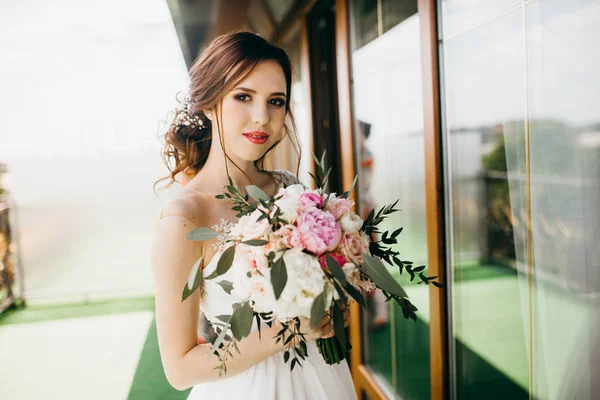 Jovem Noiva Bonita Segurando Flores — Fotografia de Stock