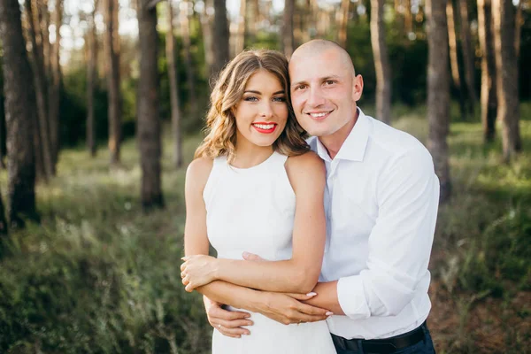 Belo Jovem Casal Parque Verão — Fotografia de Stock