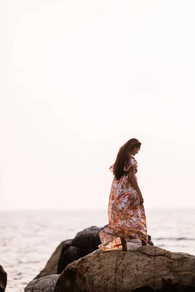 Sahilde Poz Genç Güzel Kadın — Stok fotoğraf