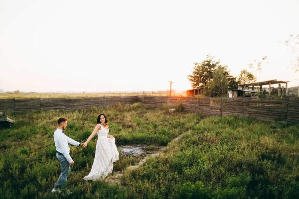 Beau Jeune Couple Marchant Extérieur — Photo