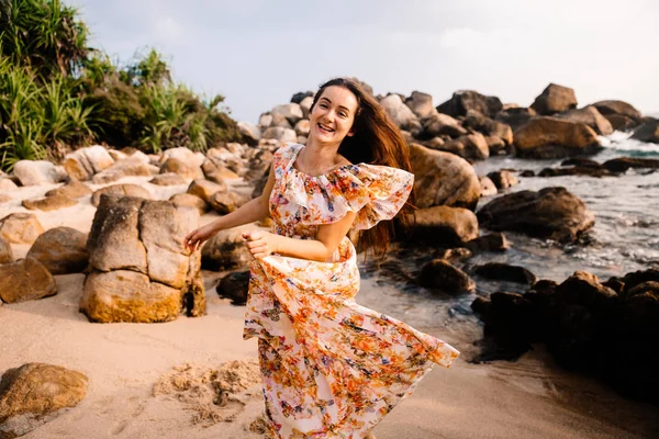 Jeune Belle Femme Posant Sur Plage — Photo