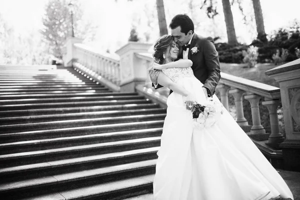 Beau Couple Jeunes Mariés Posant Sur Les Marches — Photo