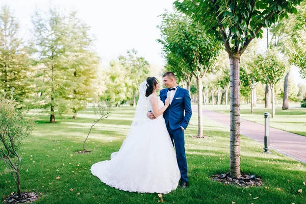 Jeune Couple Jeunes Mariés Embrassant Dans Jardin Printemps — Photo