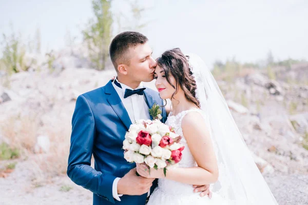 Una Joven Pareja Recién Casados Posando Novio Besar Novia —  Fotos de Stock