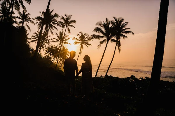 Cuplu Tânăr Fericit Mergând Plajă Vacanță Sri Lanka — Fotografie, imagine de stoc