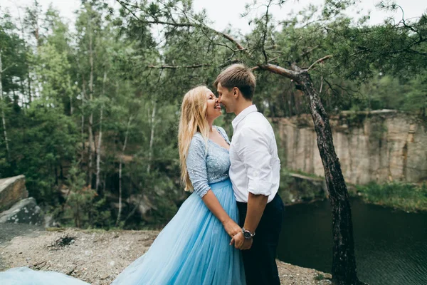 Bonito Jovem Casal Parque Verão Beijando — Fotografia de Stock