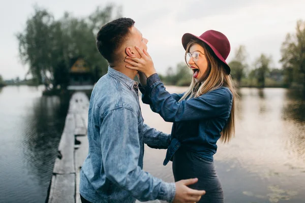 Couple Mode Amuser Sur Pont — Photo