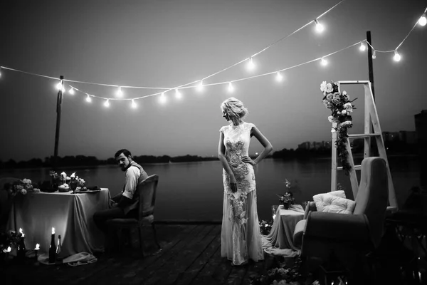 Feliz Joven Pareja Recién Casados Cenando Muelle —  Fotos de Stock