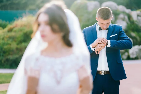 Jovem Casal Recém Casados Posando Jardim Primavera Noivo Olhando Para — Fotografia de Stock