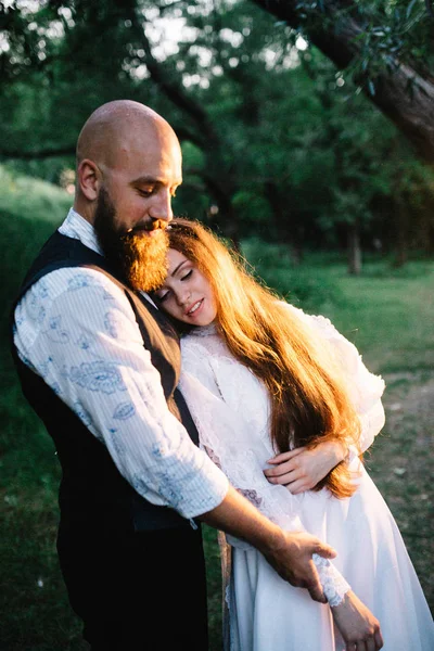 Belo Casal Abraçando Jardim Pôr Sol — Fotografia de Stock