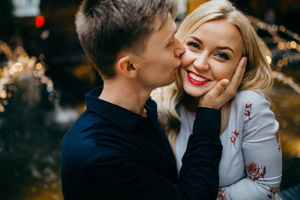 Jovem Belo Casal Beijando Cidade Por Fonte — Fotografia de Stock