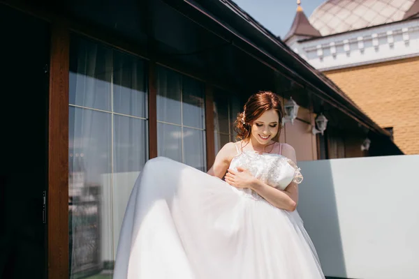 若い美しい花嫁持株ドレス — ストック写真