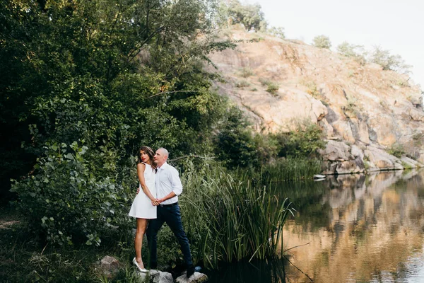 Belo Casal Jovem Parque Verão Por Lago — Fotografia de Stock