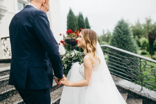 Smukke Par Nygifte Udgør Ved Bygge - Stock-foto