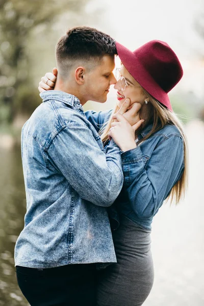 Jovem Casal Moda Beijando Livre — Fotografia de Stock