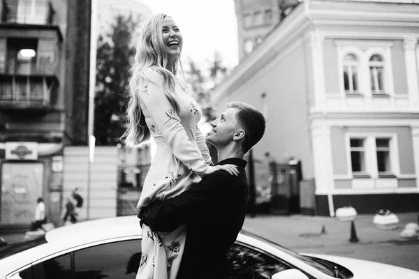 Young Beautiful Couple Posing City Man Holding Woman — Stock Photo, Image