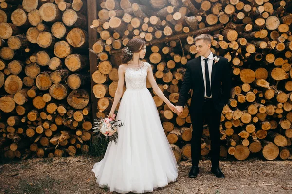 Belo Jovem Casal Recém Casados Posando — Fotografia de Stock