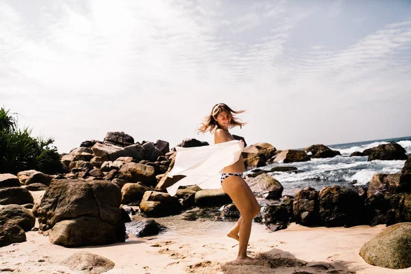 Junge Schöne Frau Posiert Strand — Stockfoto