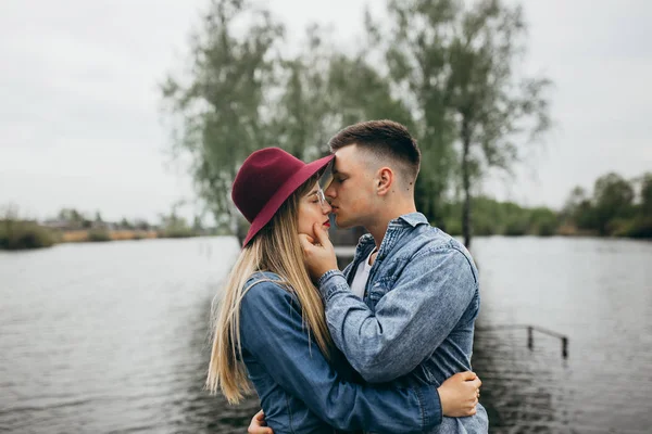 Jovem Casal Moda Beijando Livre — Fotografia de Stock