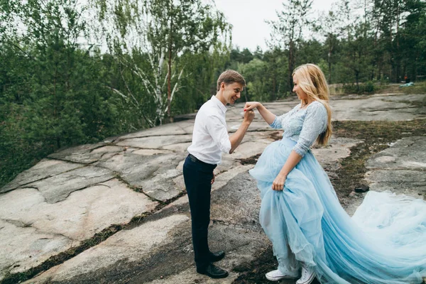 夏の公園の美しい若いカップル 男はキスの女性の手 — ストック写真