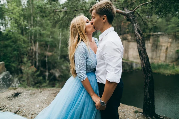 美丽的年轻夫妇在夏日公园接吻 — 图库照片