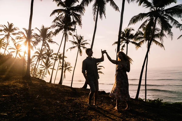 Pasangan Muda Yang Bahagia Menari Pada Hari Libur Sri Lanka — Stok Foto