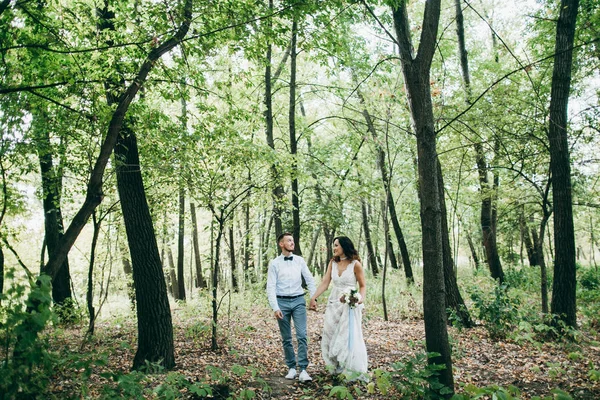 Belo Jovem Casal Parque Verão — Fotografia de Stock