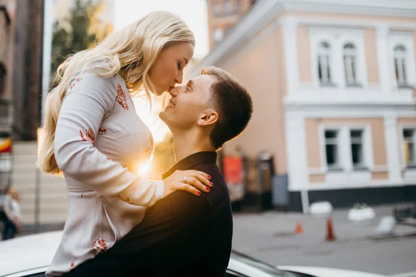 Jovem Lindo Casal Posando Cidade Homem Segurando Mulher — Fotografia de Stock