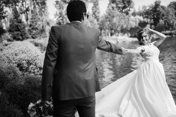 Nádherný Pár Novomanželů Pózuje Jezera — Stock fotografie