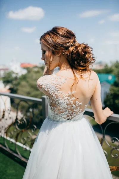 Junge Schöne Braut Auf Dem Balkon — Stockfoto