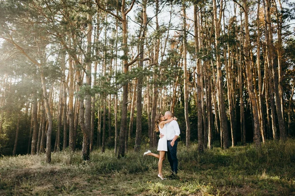 Bella Giovane Coppia Estate Parco Baci — Foto Stock