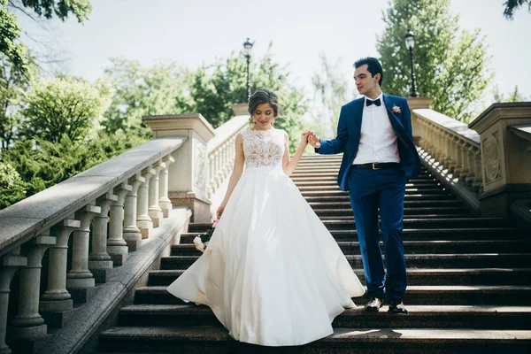 Mooie Paar Jonggehuwden Poseren Stappen — Stockfoto