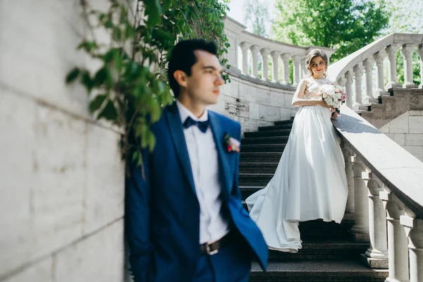 Belo Casal Recém Casados Posando Passos — Fotografia de Stock