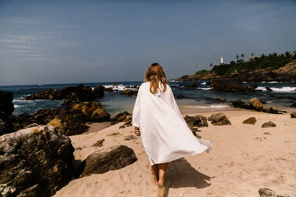 Junge Schöne Frau Posiert Strand — Stockfoto