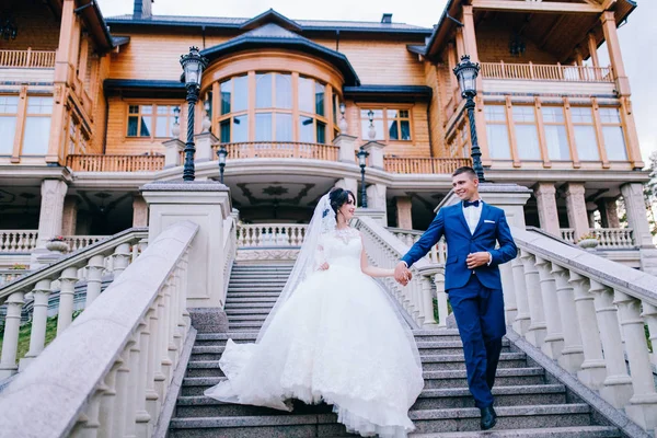 Hermosa Pareja Recién Casados Posando Las Escaleras —  Fotos de Stock