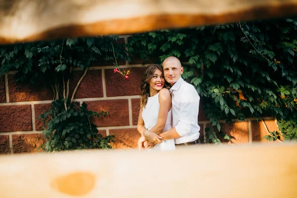 Jovem Lindo Casal Posando Cidade Vista Através Cerca — Fotografia de Stock