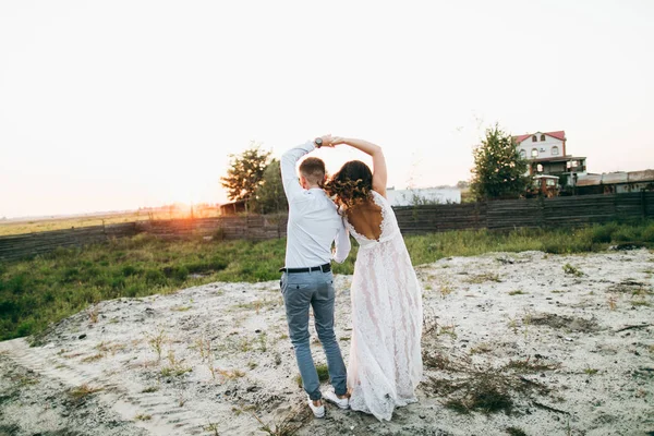 Belo Jovem Casal Dançando Livre — Fotografia de Stock