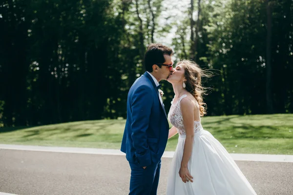 Belo Casal Recém Casados Beijando Livre — Fotografia de Stock