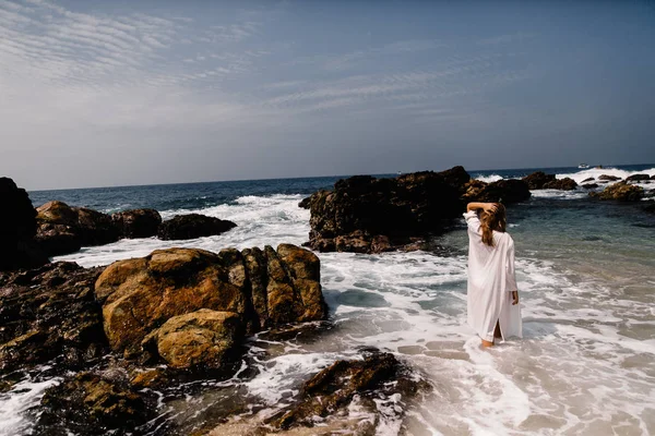 Jeune Belle Femme Posant Sur Plage — Photo