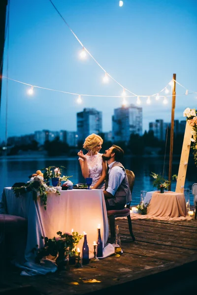 Feliz Joven Pareja Recién Casados Cenando Muelle —  Fotos de Stock