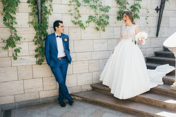 Belo Casal Recém Casados Posando Passos — Fotografia de Stock