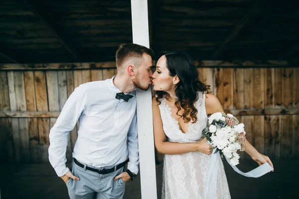 美丽的年轻夫妇在户外接吻 — 图库照片